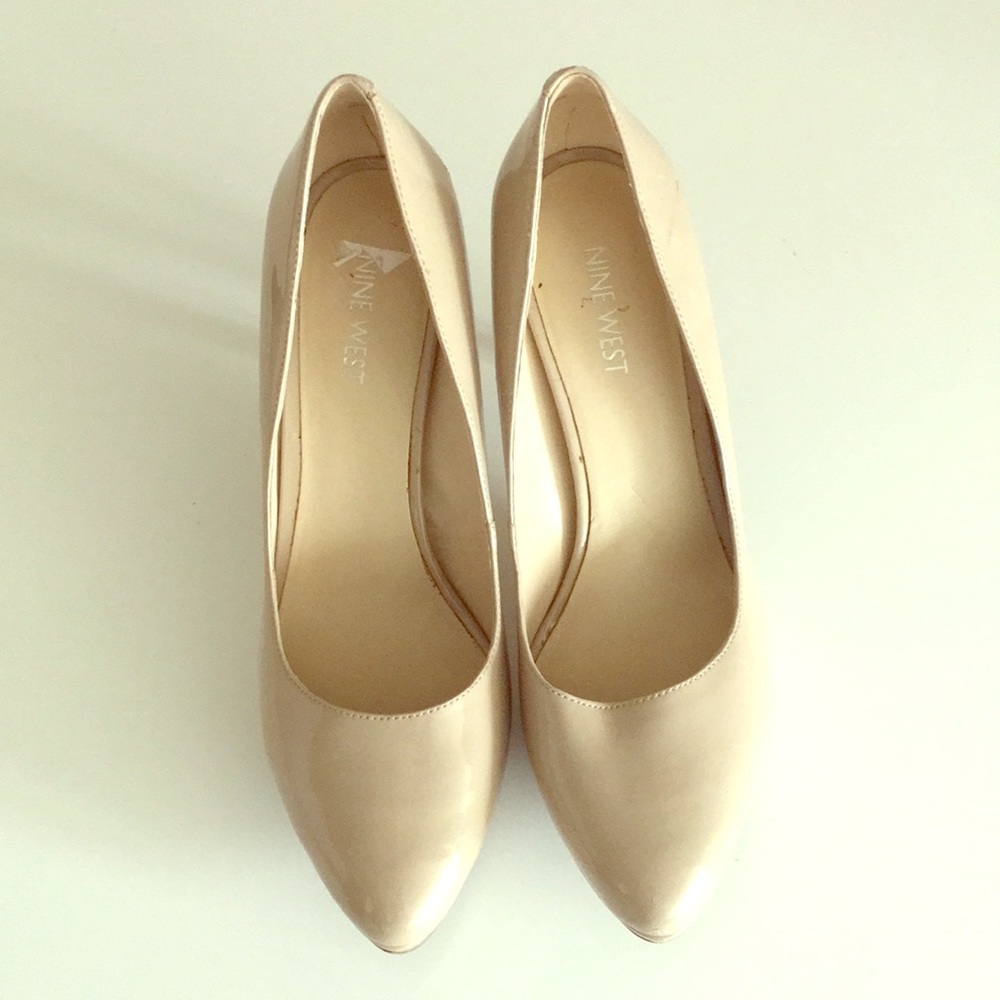 Classic nude pumps!